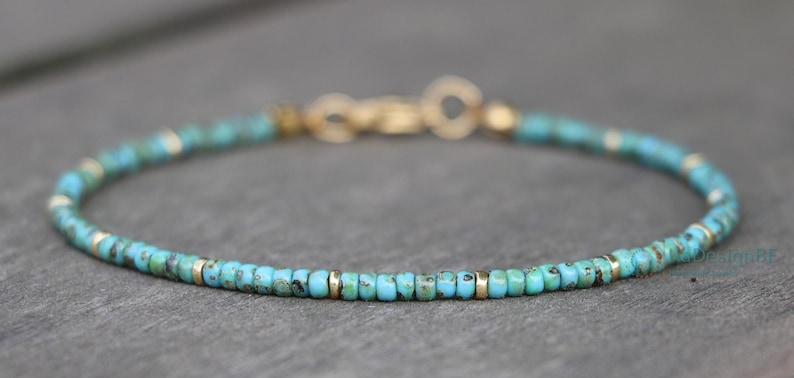 K&ouml;nnte beinhalten: Ein zartes Armband aus T&uuml;rkis und Gold. Das Armband besteht aus kleinen, runden T&uuml;rkisperlen und goldenen Zwischenst&uuml;cken.