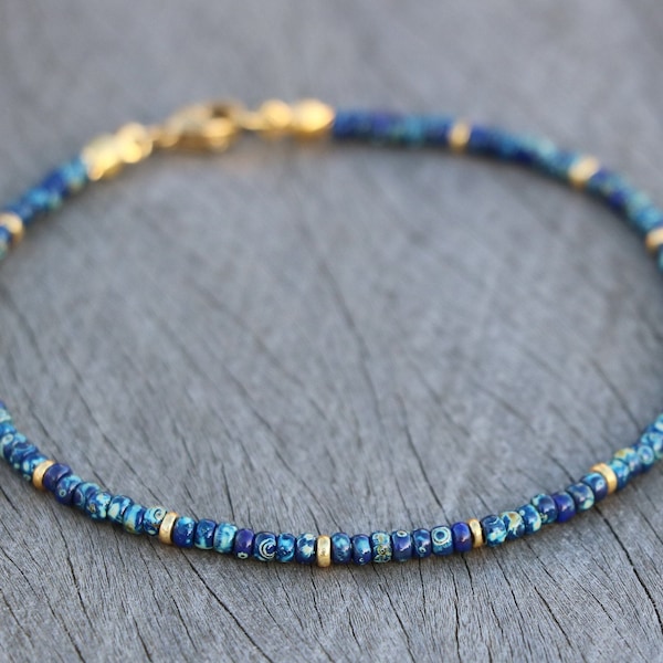 petit bracelet de perles femmes, bijoux minimalistes, bracelet perlé, bijoux délicats, or bleu cobalt, bracelet minimal, petites perles de graines, boho