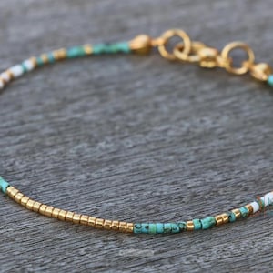 Pulseira de ouro turquesa, pulseira de contas para mulheres, joias minimalistas, pulseira delicada de ouro turquesa e branco, pulseira minimalista, presente
