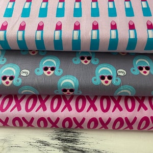 Könnte beinhalten: Drei Stoffmuster mit verschiedenen Mustern. Das obere Muster ist rosa mit einem sich wiederholenden Muster aus blauem Lippenstift. Das mittlere Muster ist grau mit einem sich wiederholenden Muster aus blauhaarigen Frauen mit dem Text "omg". Das untere Muster ist rosa mit einem sich wiederholenden Muster des Wortes "xoxo" in einem dunkleren Rosa.