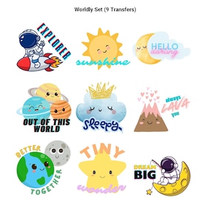 K&ouml;nnte beinhalten: Ein Set mit neun bunten B&uuml;gelbildern mit niedlichen Illustrationen und Spr&uuml;chen. Die Transfers beinhalten eine Rakete mit einem Astronauten, eine Sonne mit dem Wort "sunshine", einen Halbmond mit den Worten "hello darling", einen Planeten mit den Worten "out of this world", eine Wolke mit einer Krone und dem Wort "sleepy", einen Vulkan mit den Worten "always lava you", einen Globus mit den Worten "better together", einen Stern mit den Worten "tiny wonder" und einen Mond mit einem Astronauten und den Worten "dream big".