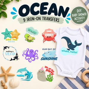 Op de afbeelding: Een set van negen opstrijkbare transfers met oceaanthema, voorzien van kleurrijke illustraties van een zeester, schildpad, krab, orka, octopus, rog, walvis, dolfijn en zeehond, inclusief een wit rompertje met een walvisafbeelding en tekst.
