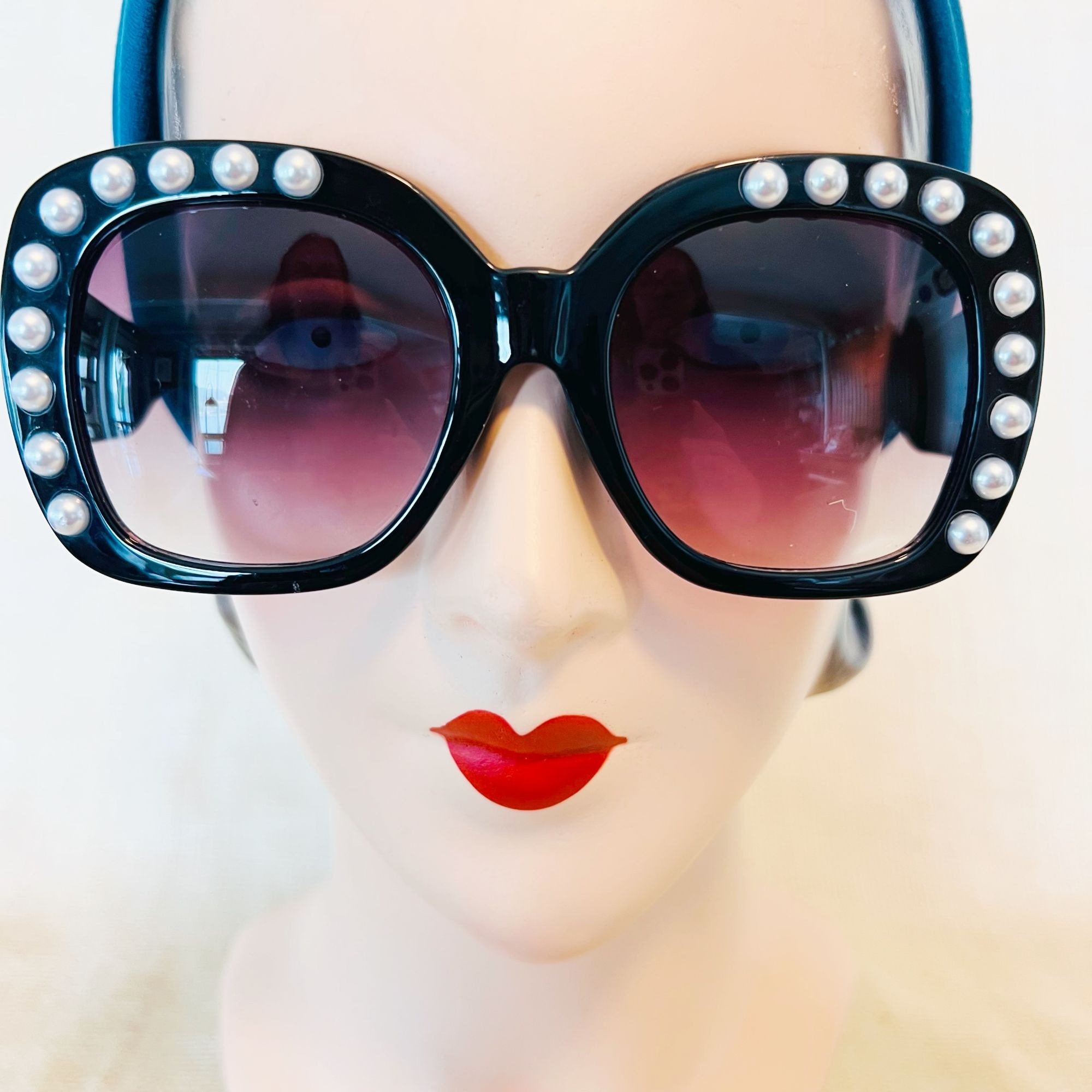 Oversize Black and Pearl Woman