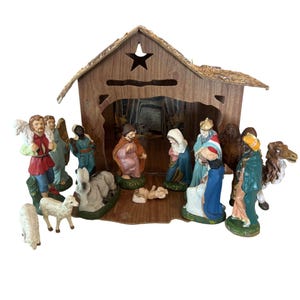 Vintage Nativity Scene Set, 13 Hand-Painted Paper Mache Figurines & Wooden Creche / Made In Japan
