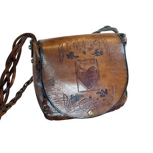 Bolso/cartera de cuero trenzado estilo hippie, estilo retro/boho rústico, hecho a mano, de los años 70, con diseño floral y corazones.