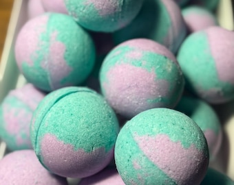 Multicolor bath bomb aqua/purple color with a grapefruit fragrance.