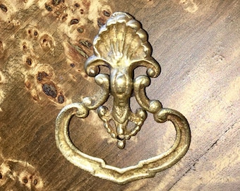 Mango del cajón del anillo de latón antiguo colonial