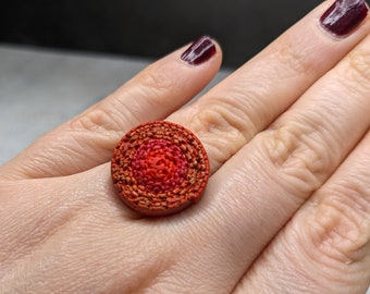 Anel vermelho elegante feito à mão, anel boho statement ajustável.