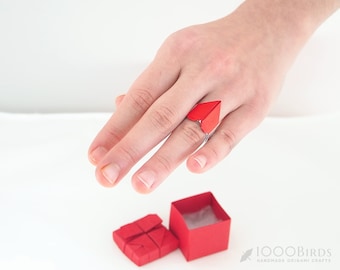 Verlovingsring van origamipapier in hartvormig doosje: 'Marry Me'-voorstel