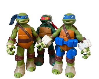 Teenage Mutant Ninja Turtles Viacom Playmates Action Figures Leonardo (2012) and Raphael