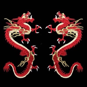 Peut inclure: Deux patchs brodés de dragons chinois rouges avec des accents dorés à repasser.