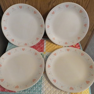Set of 4 Corelle Forever Yours Dinner Plates 10.25&quot; Corelle, Pink Hearts, Beige Background