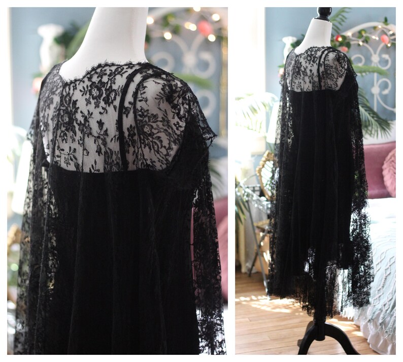 K&ouml;nnte beinhalten: Schwarzes Spitzenkleid mit floralem Muster. Das Kleid hat eine transparente Spitzenauflage auf dem Oberteil und den &Auml;rmeln mit einem einfarbigen schwarzen Untergrund. Das Kleid wird auf einer Schaufensterpuppe pr&auml;sentiert.