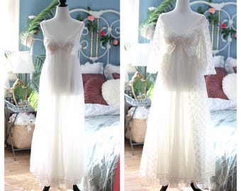 1960er Jahre alt weiß griechisches Nachtkleid V Ausschnitt Negligee Abendkleid altmodisch grau alt Hollywood glam altmodisch altmodisch Griechenland