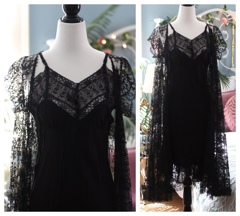 K&ouml;nnte beinhalten: Ein schwarzes Kleid mit V-Ausschnitt und Spaghettitr&auml;gern, &uuml;berzogen mit aufwendiger schwarzer Spitze. Das Kleid wird auf einer Schaufensterpuppe pr&auml;sentiert, mit einem passenden Spitzenschal &uuml;ber den Schultern.