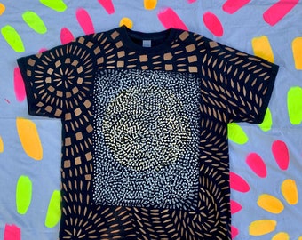 Camisa con estampado de lejía con patrón serigrafiado y lámina dorada