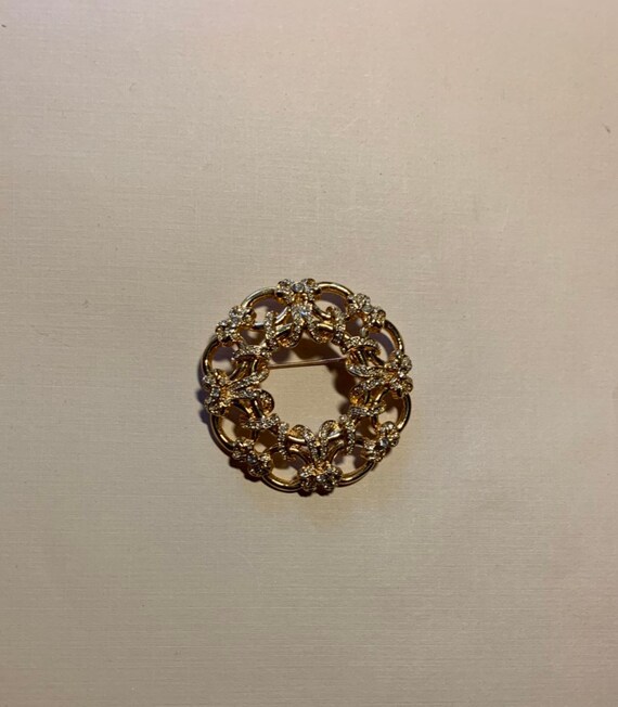circular brooch