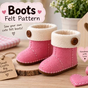 Puede incluir: Un par de botas de fieltro rosa con puños color crema y botones marrones. La imagen incluye el texto: Boots Felt Pattern, Sew your own cute felt boots!, Small Crafts Big Happiness y Handmade with Love, junto con iconos de corazón.
