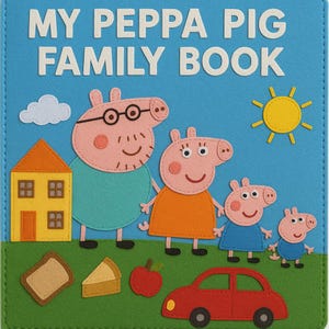 Puede incluir: Un libro de fieltro para niños titulado "MY PEPPA PIG FAMILY BOOK" con fondo azul. La portada presenta a Peppa Pig y su familia, una casa, un coche y alimentos. El sol es amarillo y la hierba es verde.