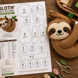 Peut inclure: Un patron de couture en feutrine représentant un paresseux, incluant une peluche finie sur une branche, des formes découpées et une liste de matériel. Le texte indique Sloth Felt Pattern, Instant Download, PDF Pattern et Print at Home.