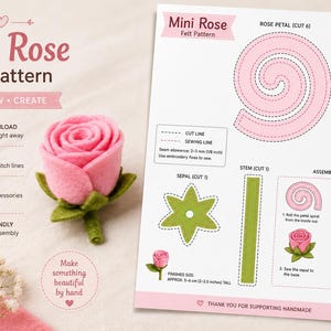 Pode incluir: Um padrão digital de artesanato para uma mini rosa de feltro, com uma forma de pétala em espiral rosa, uma folha verde, uma sépala e um caule. O documento inclui etiquetas de texto, um guia de montagem de quatro passos e uma rosa acabada.