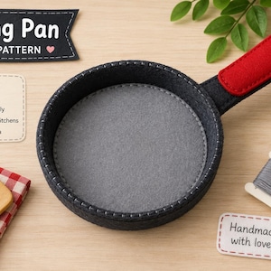Puede incluir: Un juguete de fieltro con forma de sartén con cuerpo gris oscuro, base interior gris claro y un acento rojo en el mango. La imagen incluye etiquetas de texto que dicen Frying Pan Felt Pattern, DIY Felt Toy y Handmade with love junto a tres hilos.