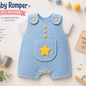 Pode incluir: Um molde de costura em feltro para macacão de bebé azul claro com camisola branca, estrela amarela no bolso frontal e botões amarelos. O texto diz Baby Romper, Felt Pattern, DIY Sewing Pattern, Easy & Cute e 12 cm.