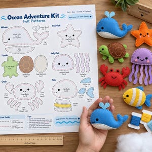 Pode incluir: Um kit de moldes de feltro Ocean Adventure com instruções, uma régua de madeira de 15 cm e criaturas marinhas de feltro acabadas, incluindo baleia, estrela-do-mar, tartaruga, água-viva, caranguejo e peixe, além de linhas e enchimento.