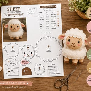 Pode incluir: Um molde de costura em feltro de ovelha com imagem do modelo acabado, peças numeradas e instruções. Ao lado, encontra-se uma peluche de ovelha em feltro branco e bege, uma tesoura de metal e uma agulha de costura individual.