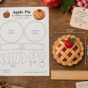 Pode incluir: Um molde de feltro para tarte de maçã em papel branco com desenhos de linhas pretas para crostas, fatias de maçã e folhas. Ao lado, uma tarte de feltro acabada com 10 cm de diâmetro e uma régua de madeira de 10 cm.