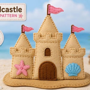 Puede incluir: Un castillo de arena de fieltro beige con tres torres, banderas rosas, puerta y ventana marrones, una estrella de mar rosa y una concha azul. El texto dice Sandcastle FELT PATTERN y Sew Your Own Beach Adventure!