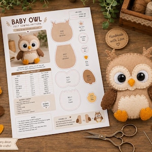 Op de afbeelding: Een viltnaaipatroonblad voor een babyuil, met gedrukte diagrammen, een materialenlijst en montage-instructies. Naast het papier staat een afgewerkte gevulde viltuil met bruine en crèmekleurige veren, grote zwarte ogen en gele voeten.