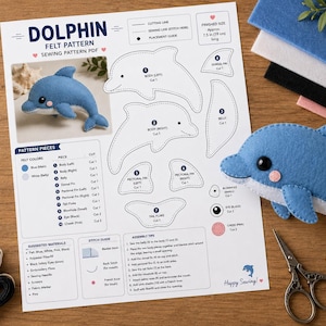 Peut inclure: Un patron de couture PDF pour un dauphin en feutrine, comprenant une fiche d'instructions imprimée avec des pièces numérotées, un dauphin en feutrine bleue fini, des ciseaux et des feuilles de feutrine colorées. Le document inclut des étiquettes textuelles, des étapes d'assemblage et un guide de découpe et de couture.