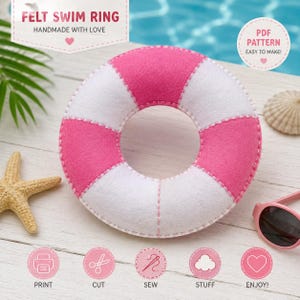 Pode incluir: Uma boia circular feita de feltro com segmentos alternados em rosa e branco. O texto FELT SWIM RING HANDMADE WITH LOVE e PDF PATTERN EASY TO MAKE aparece no topo. Cinco ícones circulares na parte inferior mostram PRINT, CUT, SEW, STUFF, ENJOY.