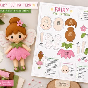 Pode incluir: Um molde de costura em feltro de fada com uma boneca acabada de cabelo castanho, vestido rosa e asas brancas. A folha imprimível inclui peças de molde etiquetadas para a cabeça, cabelo, asas, braços, pernas e vestido, além de um guia de montagem.