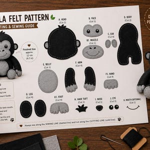 Può includere: Una guida al taglio e al cucito per un modello in feltro di gorilla stampata su carta bianca. Il documento mostra forme in feltro nero e grigio per un peluche di gorilla, tra cui testa, viso, muso, orecchie, corpo, pancia, braccia, mani, gambe, piedi, ciuffo di capelli, naso e occhi. Include una dimensione finita di 12 cm e una legenda per le linee di taglio e cucitura.