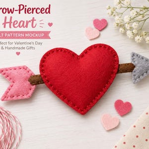 Pode incluir: Um coração de feltro vermelho atravessado por uma flecha com haste castanha, penas cor-de-rosa e ponta cinzenta. O texto diz Arrow-Pierced Heart FELT PATTERN MOCKUP. Perfect for Valentine's Day & Handmade Gifts. Pequenos corações de feltro estão perto.