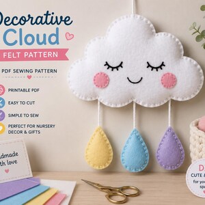 Op de afbeelding: Een witte viltwolk met een lachend gezicht en roze wangen, met drie hangende vilten regendruppels in geel, blauw en paars. De afbeelding bevat de tekst: Decorative Cloud FELT PATTERN, PDF SEWING PATTERN, Printable PDF, Easy to cut, Simple to sew, Handmade with love en DIY CUTE & COZY for your little space.