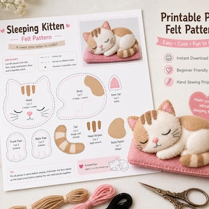 Puede incluir: Un patrón de fieltro en PDF imprimible para un gatito durmiente, con líneas de corte ilustradas, instrucciones de costura y un gatito de fieltro terminado de 11 cm de largo sobre un cojín rosa, junto a hilo de bordar y tijeras.