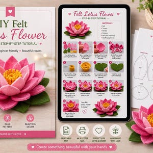 Pode incluir: Um padrão e tutorial passo a passo para fazer uma flor de lótus de feltro. A imagem mostra uma flor de lótus rosa de feltro com um centro amarelo e folhas verdes. O tutorial é para iniciantes e inclui um padrão PDF imprimível.