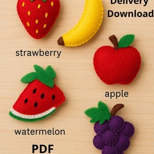 Pode incluir: Uma coleção de frutas de feltro, incluindo morango vermelho, banana amarela, maçã vermelha, fatia de melancia e uvas roxas. A imagem também inclui o texto "Delivery Download" e "PDF Pattern".
