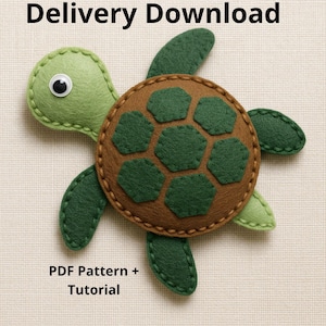 Könnte beinhalten: Eine handgefertigte Schildkröte aus Filz mit grünem Kopf und Gliedmaßen, einem braunen Panzer mit grünen sechseckigen Formen und einem Wackelauge. Der Text "Delivery Download" und "PDF Pattern + Tutorial" sind angezeigt.