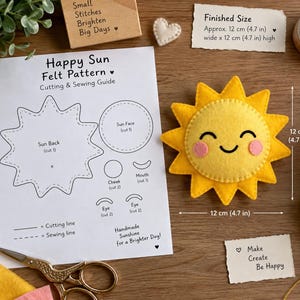 Peut inclure: Un guide de découpe et de couture pour un motif de soleil en feutrine avec une peluche soleil jaune finie mesurant 12 cm sur 12 cm. Le guide comprend des modèles pour le dos, le visage, les joues, la bouche et les yeux du soleil.