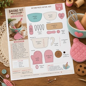 Pode incluir: Um molde de feltro para kit de confeitaria em formato PDF digital, incluindo instruções e gabaritos em tamanho real para uma tigela, rolo de massa, batedor, copo medidor, luva de forno e biscoitos de feltro, com itens de costura.