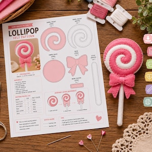 Puede incluir: Un patrón de costura en papel para una piruleta de fieltro con piezas en espiral rosa y blanca, un lazo y un palo. El documento incluye diagramas, una lista de materiales e instrucciones. Una piruleta de fieltro terminada se encuentra junto a la hoja.
