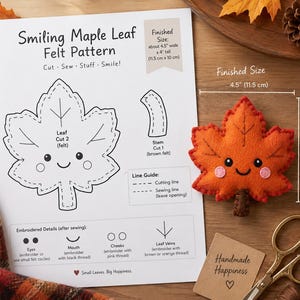 Puede incluir: Una hoja de instrucciones para un patrón de fieltro Smiling Maple Leaf con una hoja de arce de fieltro naranja terminada que mide 11,5 cm de ancho por 10 cm de alto. La hoja incluye diagramas para cortar, coser y bordar detalles faciales.