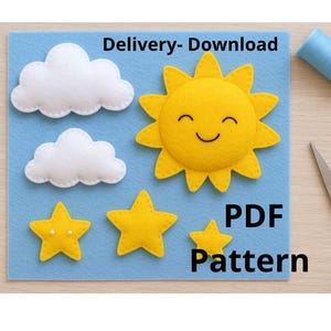 Pode incluir: Um projeto de artesanato em feltro com fundo azul, nuvens brancas, estrelas amarelas e um sol sorridente. O texto "Delivery - Download PDF Pattern" é exibido. Inclui tesouras e uma bobina de linha azul.