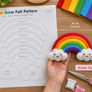Peut inclure: Une fiche d'instructions Rainbow Felt Pattern avec des lignes de coupe pour les arcs-en-ciel et les nuages. Un arc-en-ciel en feutrine fini avec deux nuages souriants mesure 14 cm de large sur 8 cm de haut. Inclut feutrine, fil et ciseaux.