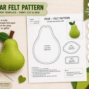 Op de afbeelding: Een peren-viltpatroon PDF-sjabloon met een gedrukte snij- en naaigids met instructies, een afgewerkte groene viltpeer met een bruine steel en blad, een klosje groen garen, een naald en kleine stukjes vilt in groen en bruin.