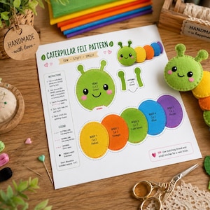 Puede incluir: Una hoja de instrucciones impresa titulada Caterpillar Felt Pattern con diagramas para cortar y coser una oruga de fieltro multicolor. La hoja incluye una leyenda, instrucciones paso a paso y una oruga de fieltro terminada en verde, amarillo, naranja, azul y morado colocada junto al papel.